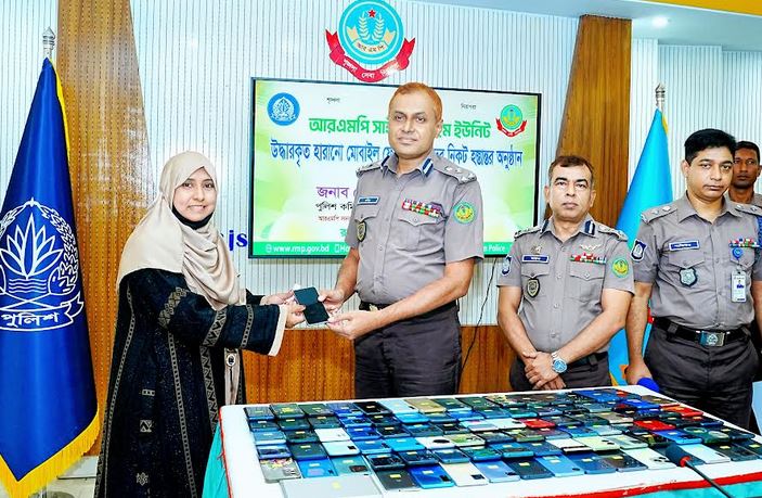 RMP returns 101 lost mobile phones to owners