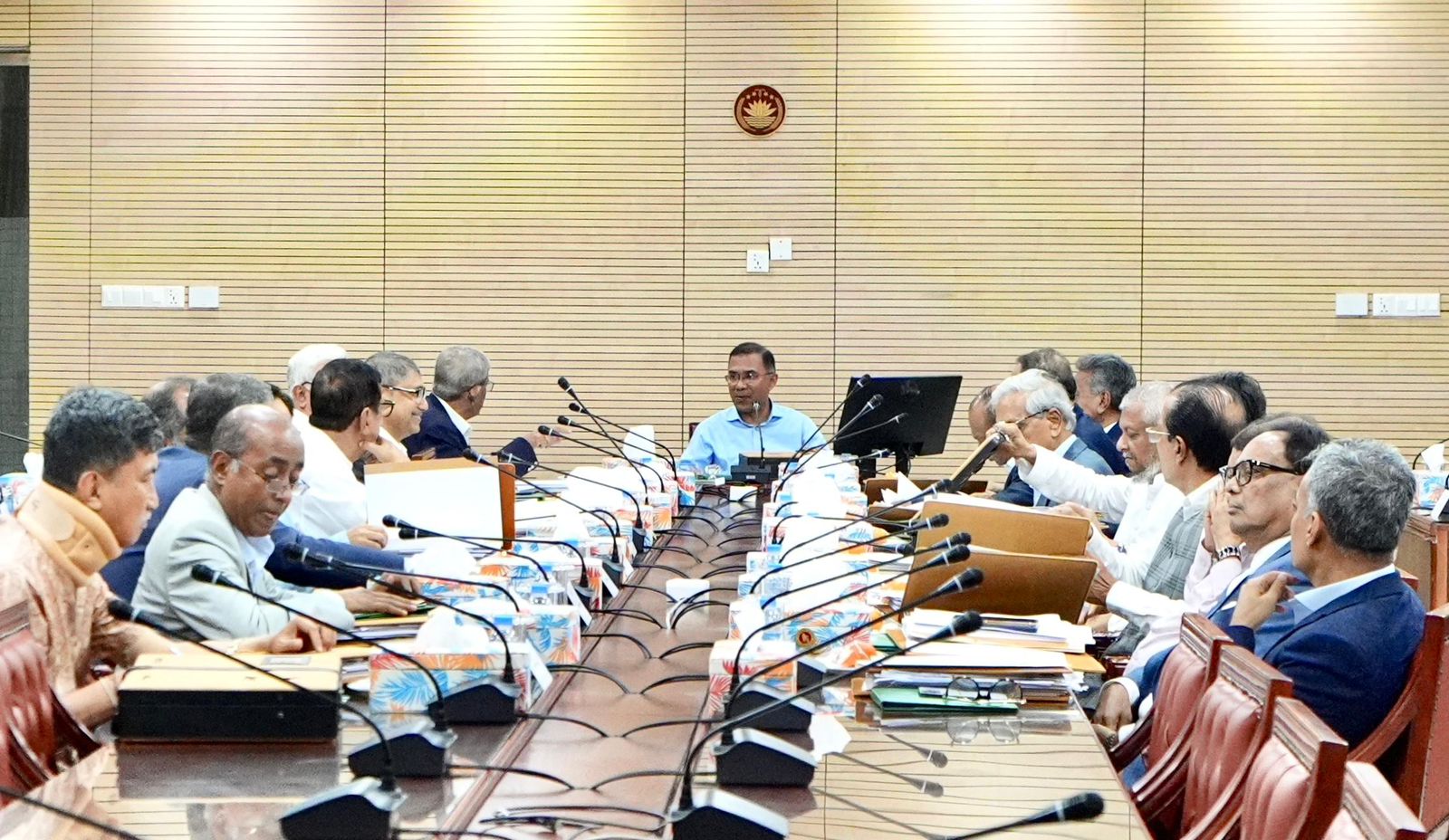 PM chairs cabinet meeting at secretariat