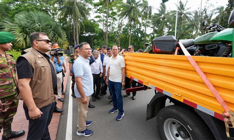 PM visits sports car, electric vehicle exhibition at PMO