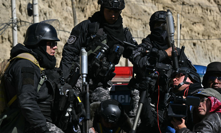 Bolivian police confront protesters blockading roads
