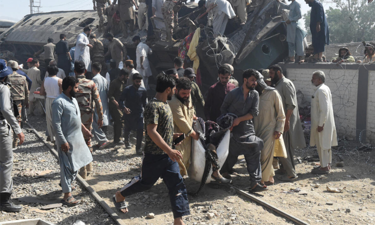 Dozens killed in blast targeting train in SW Pakistan: official