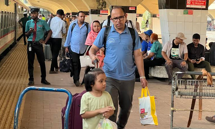People leaving Dhaka for their roots ahead of Eid-ul-Adha, trains departing on time