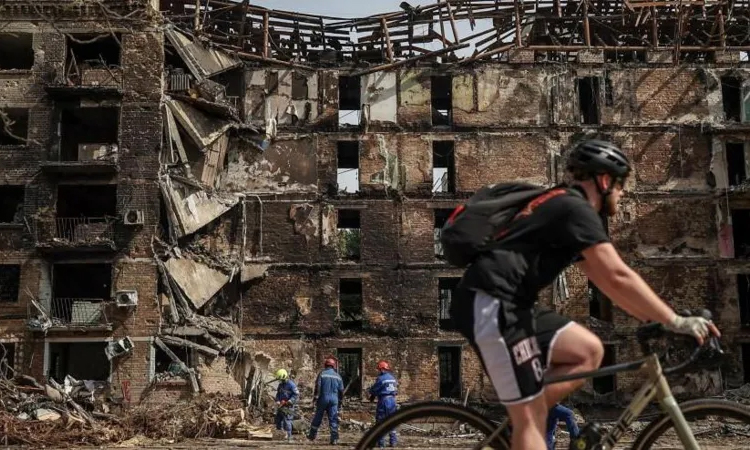 Russia threatens more strikes on Kyiv, urges foreigners to leave city
