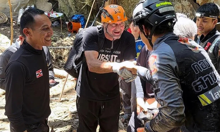 Diver says 'racing against time' to rescue 7 trapped in Laos cave