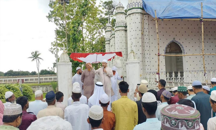 Yasser offers Eid prayers at Nandail
