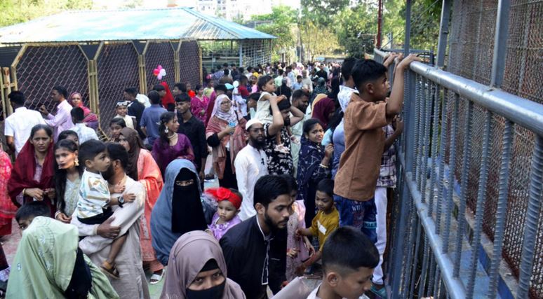 Ctg tourist spots bustle with visitors on Eid holiday