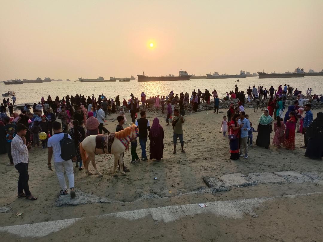 Crowds throng Khulna amusement spots during Eid holidays