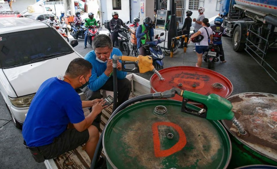 Oil opens up as US toughens terms of Iran war agreement