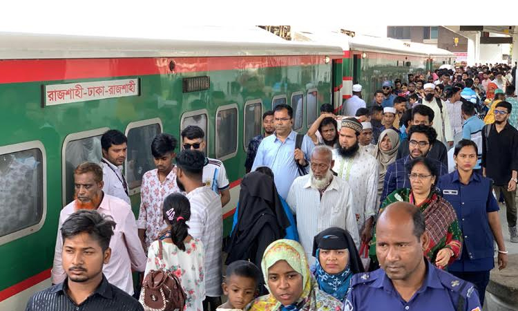 Rajshahi station, terminals see overflowing crowds as Eid holidays ends