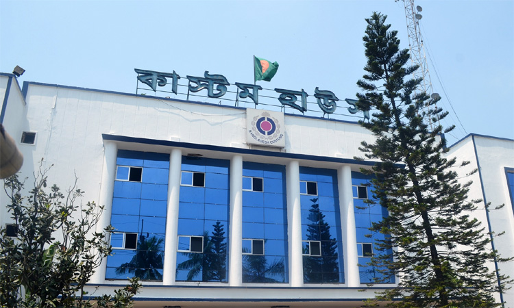 Ctg Customs puts 102 containers of goods up for auction