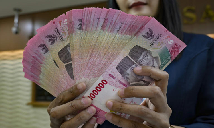 Indonesian rupiah falls to record low against US dollar