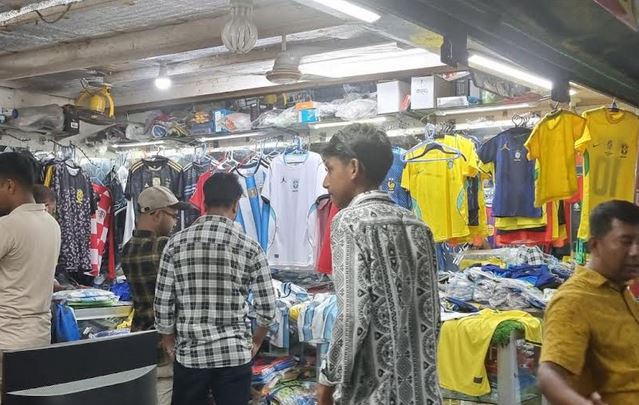World Cup craze kicks up demand for Jerseys, football gear in Khulna  