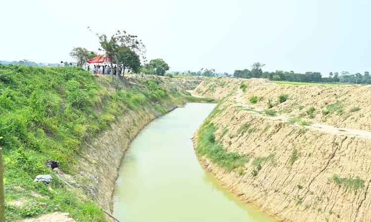 DC inspects canal re-excavation activities in Rajshahi’s Tanore upazila