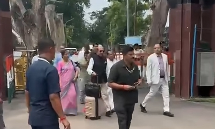 New Indian envoy arrives thru Benapole border