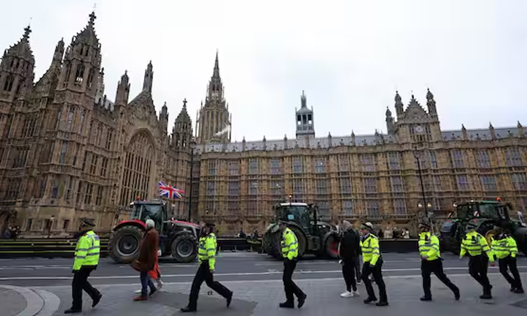 UK parliament counts cost of delaying restoration