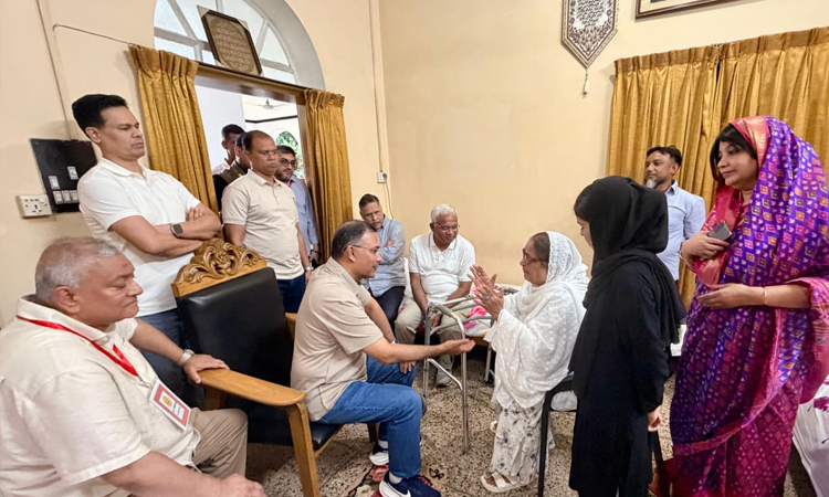 PM visits ailing ex-MP Khaleda Rabbani at her residence