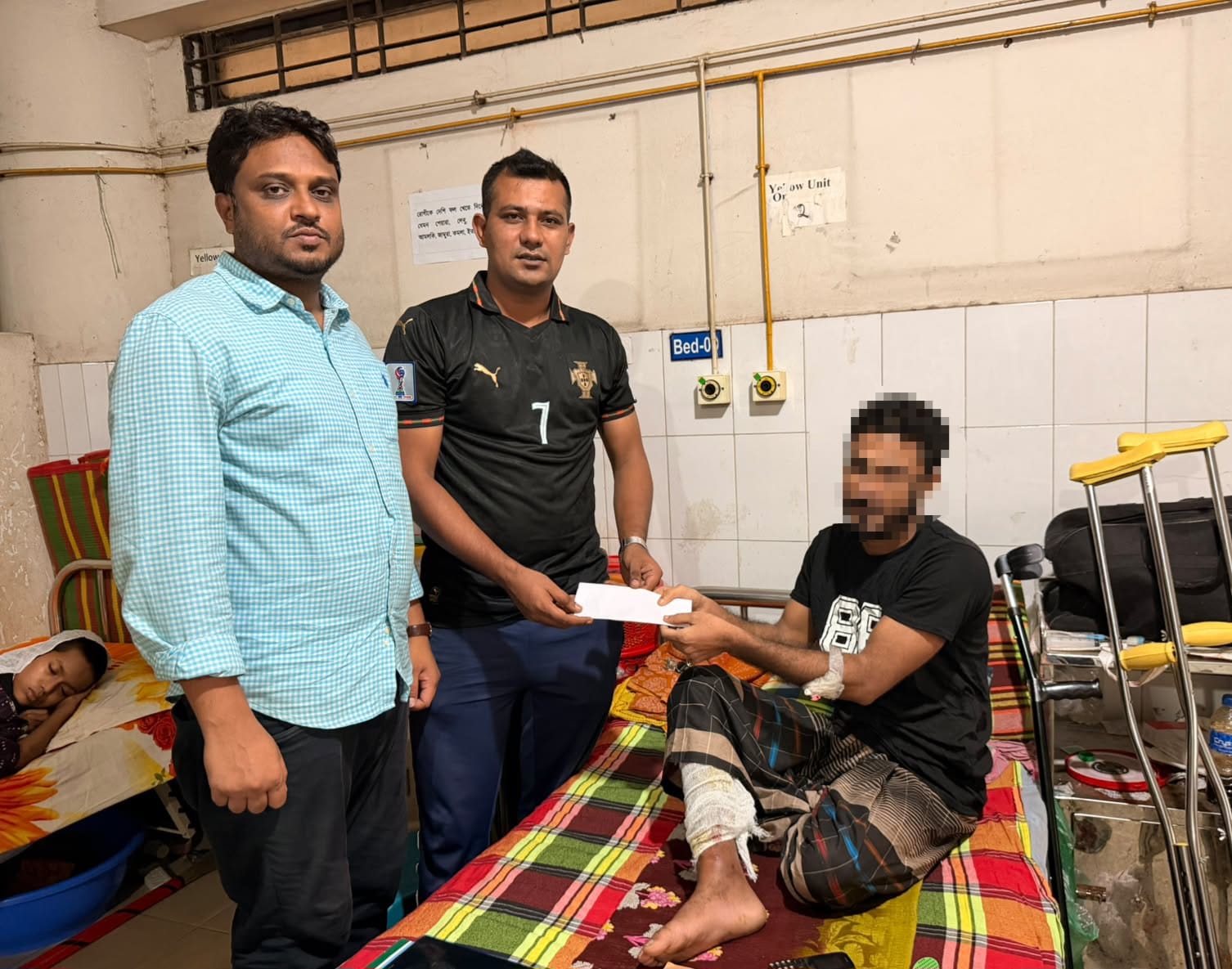 JCD leader Tariqul provides financial aid to injured migrant worker