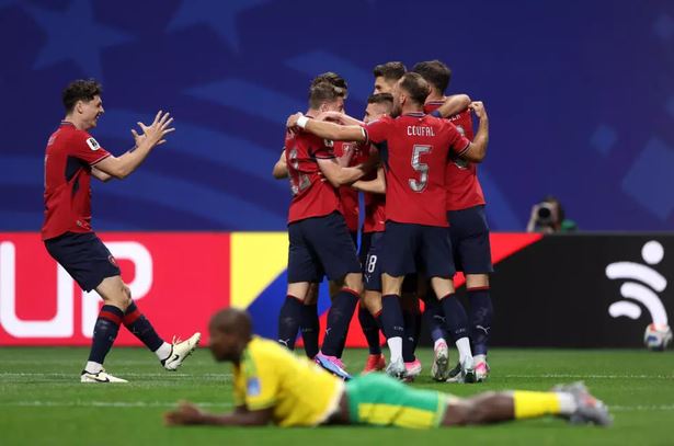 South Africa hold Czechs, keep World Cup knockout dream alive