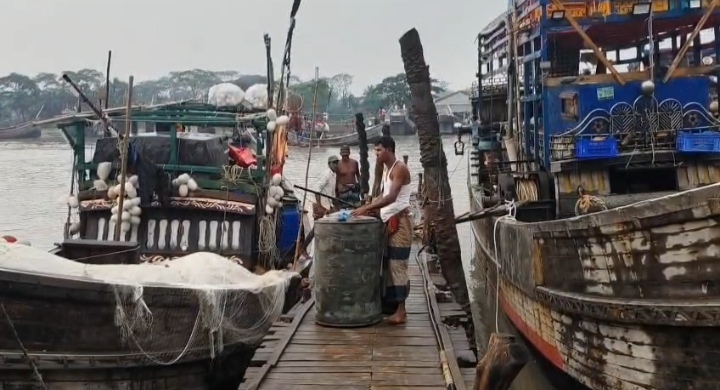 Fish shortage in Patuakhali as rough sea forces trawlers into safe shelter