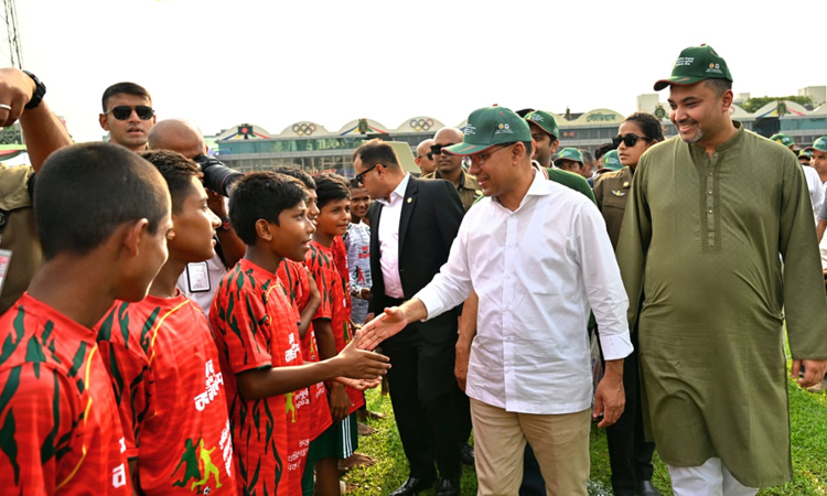 PM urges primary students to excel in studies along with sports