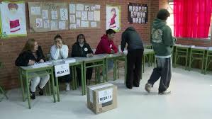 Polls open in Colombia presidential runoff