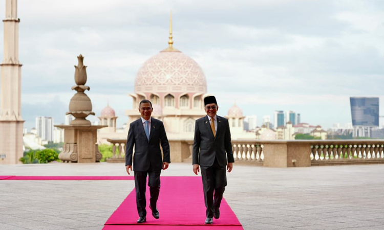 Anwar Ibrahim accords warm reception to Tarique Rahman at Perdana Putra