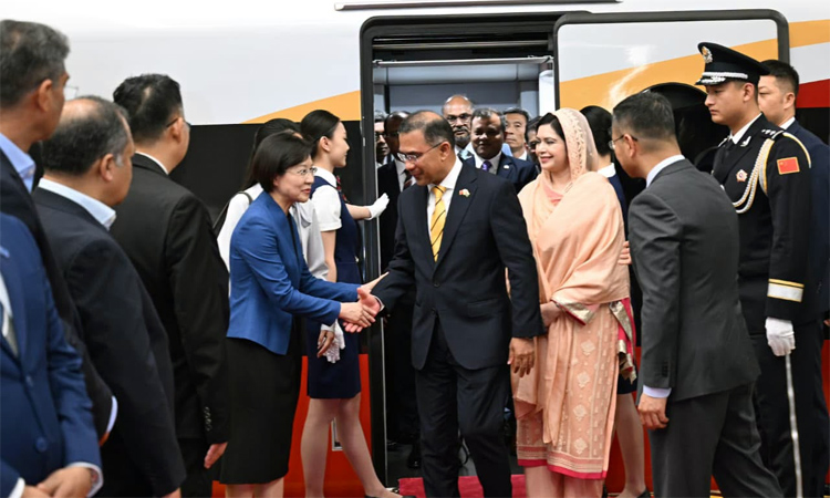 Red carpet rolled out as PM arrives in Beijing