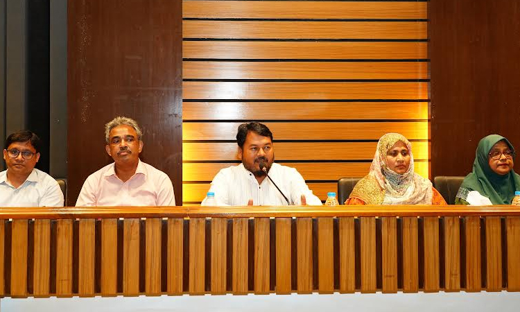 RCC Administrator exchanges views with municipal waste department trainees