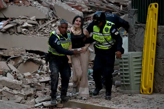 Venezuela twin quakes kill at least 32, injure more than 700