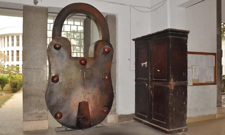 A giant lock in SC holds hundreds of keys