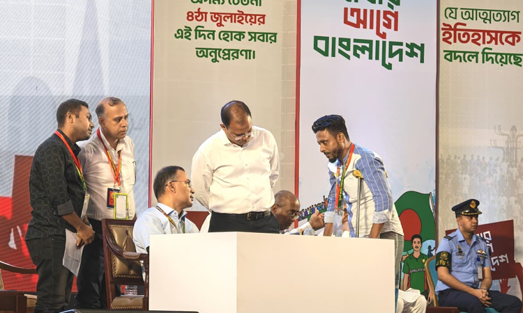 July martyrs’ families become emotional getting PM at side