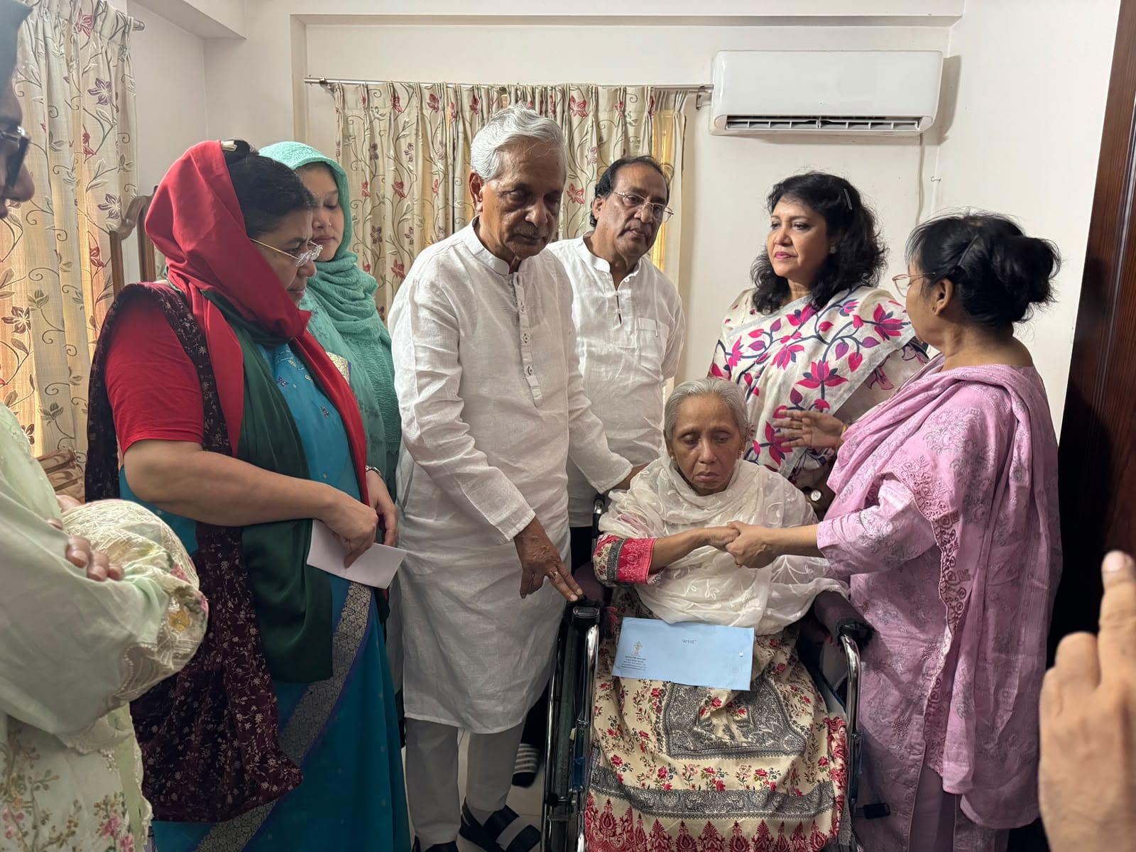 Cultural affairs minister, state minister visit ailing singer Shabnam Mushtari