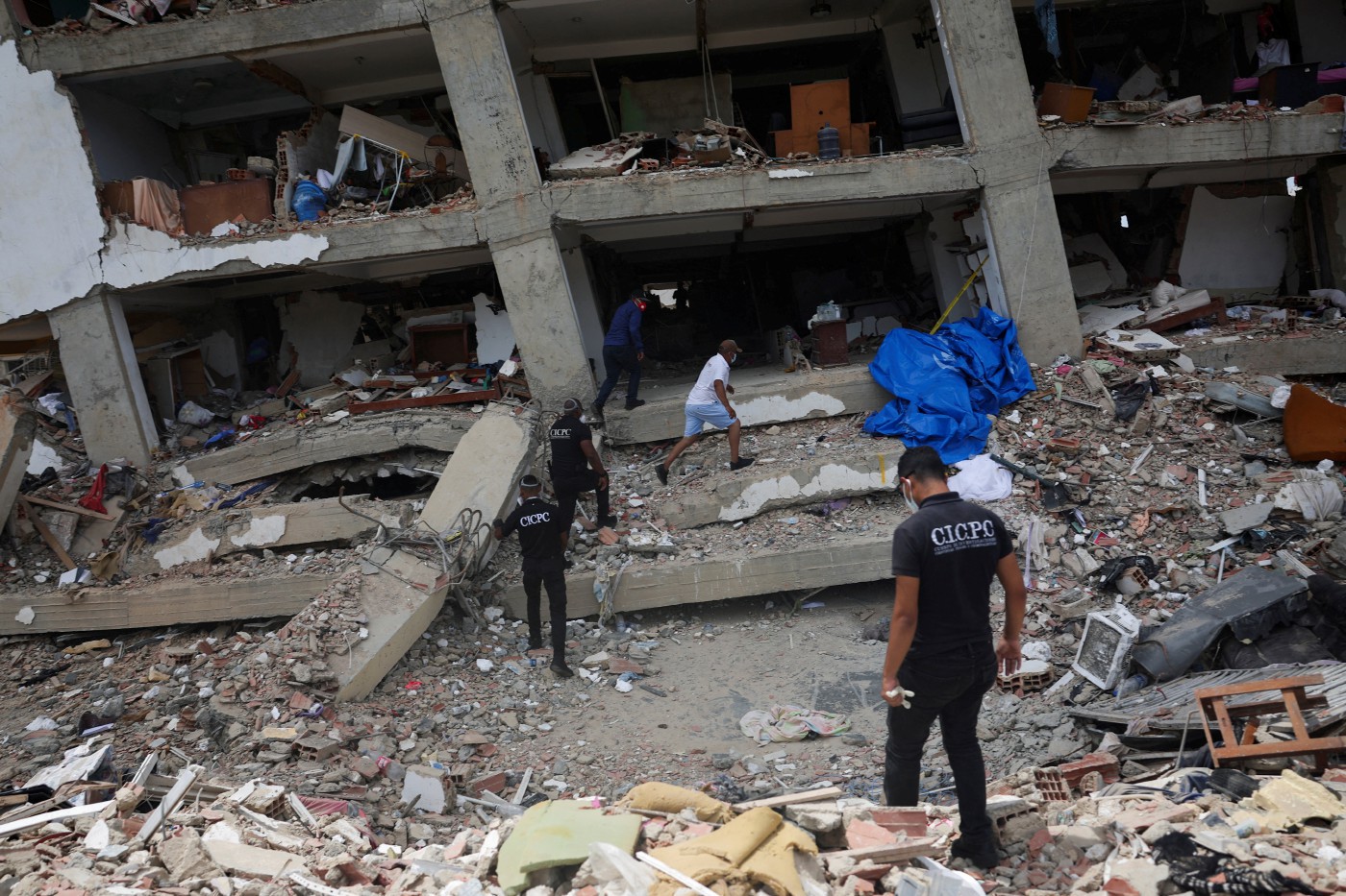 As Venezuela quake deaths pass 3,000, attention turns to mourning, burials