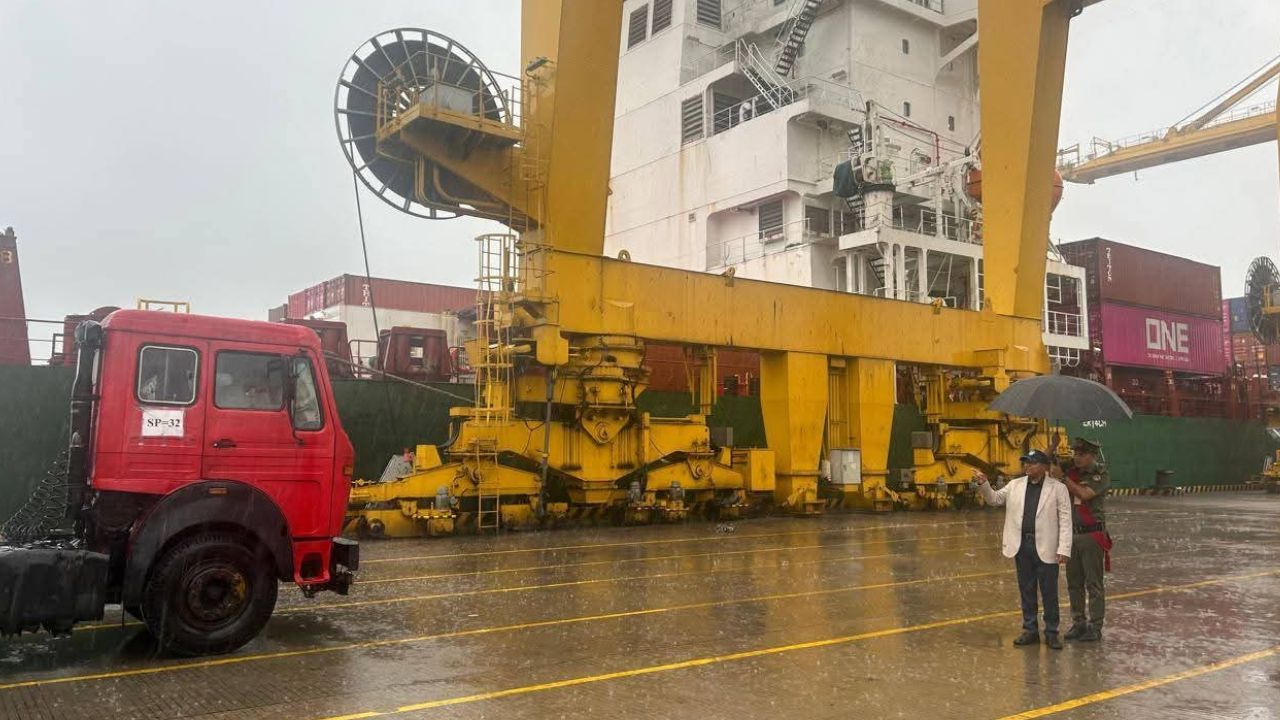Authorities on alert to keep Ctg port operations smooth despite the bad weather 