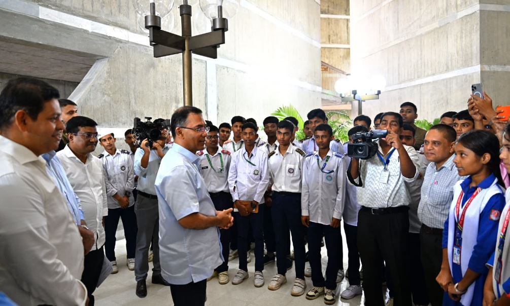 PM meets teachers, students visiting parliament session