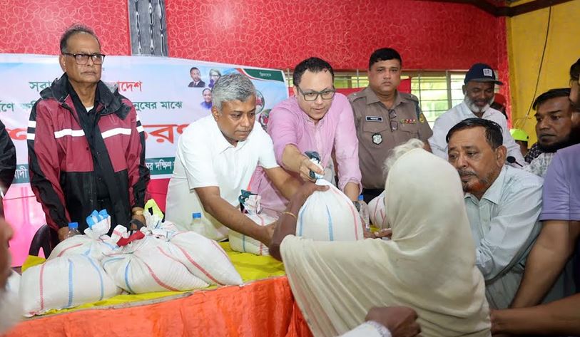 Anindya Islam Amit distributes relief to flood-affected families in Ctg