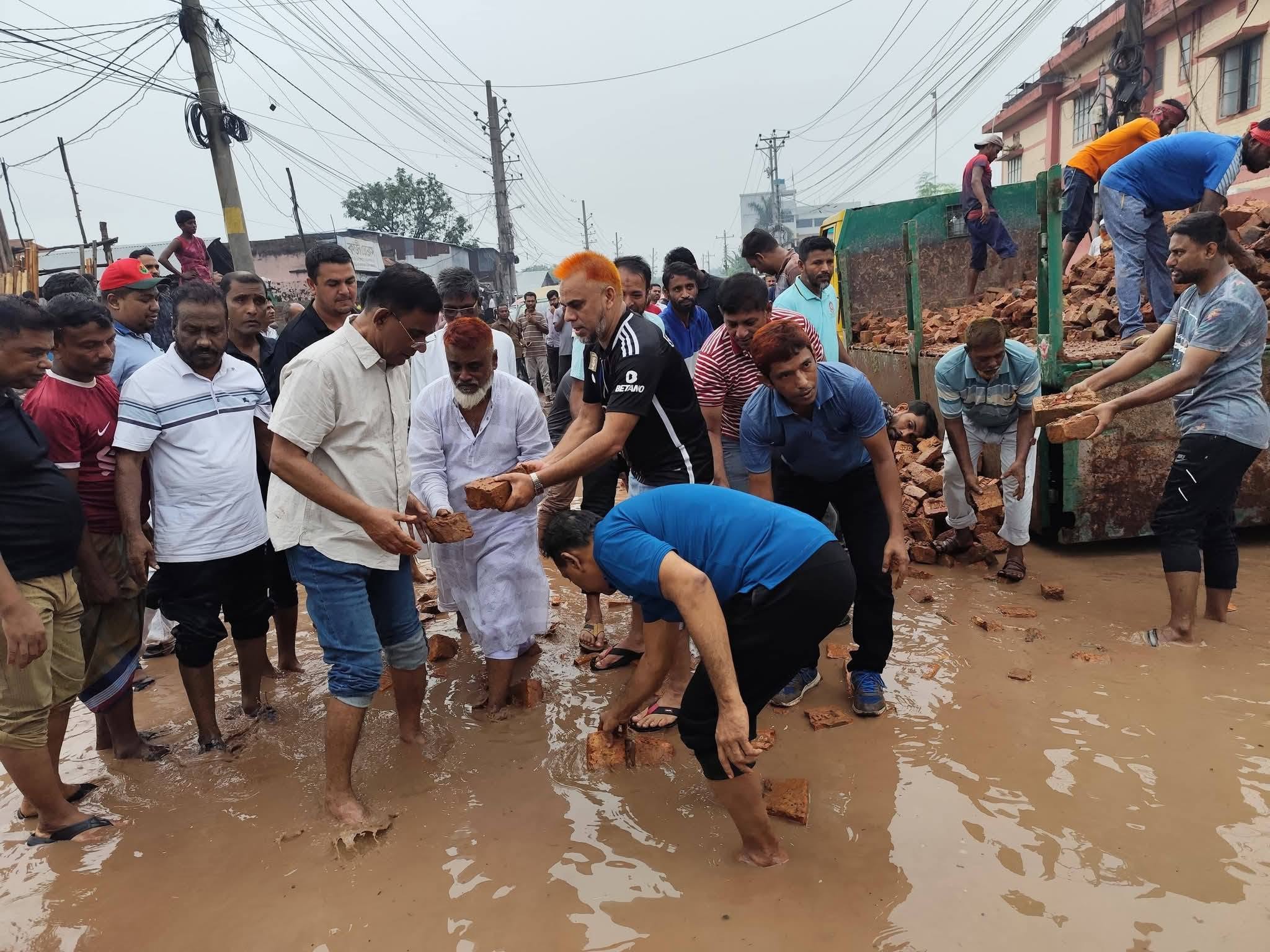BNP leaders voluntarily repair waterlogged Shipyard Road in Khulna