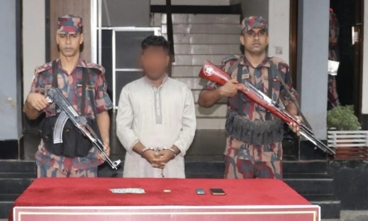 Gold smuggler caught red handed in Jessore
