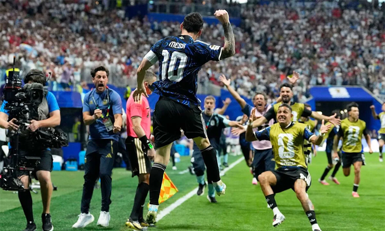 Argentina beat England 2-1 to reach World Cup final