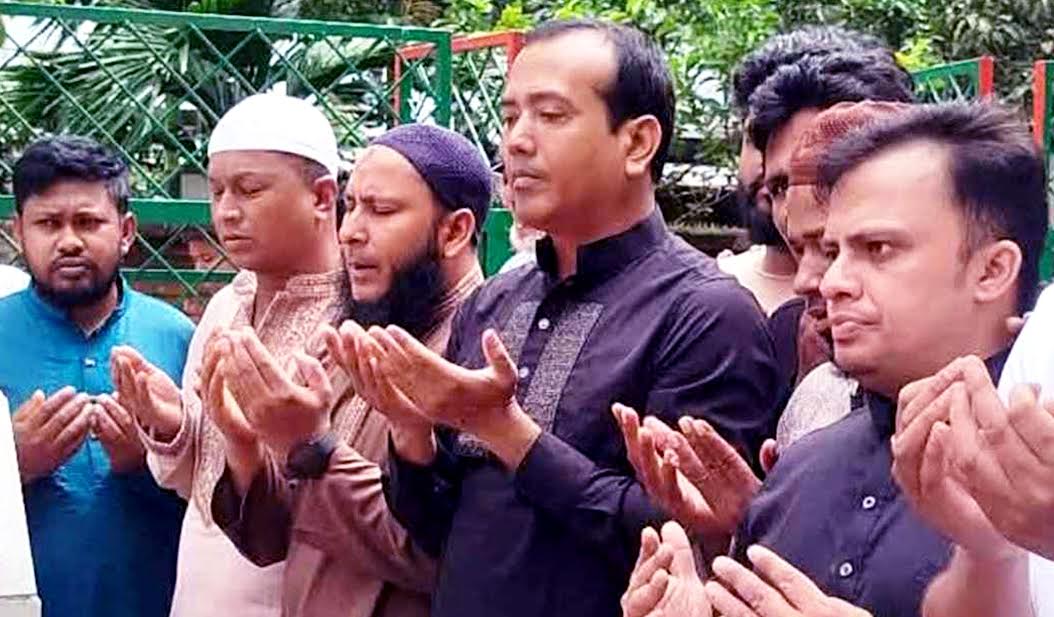 JCD President Rakib visits martyr Abu Sayeed's grave 