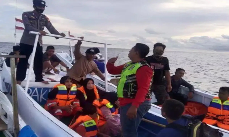 One dead, 24 missing after boat sinks in Indonesia: rescuers
