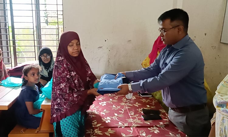 Underprivileged students get new dress in Jamalpur