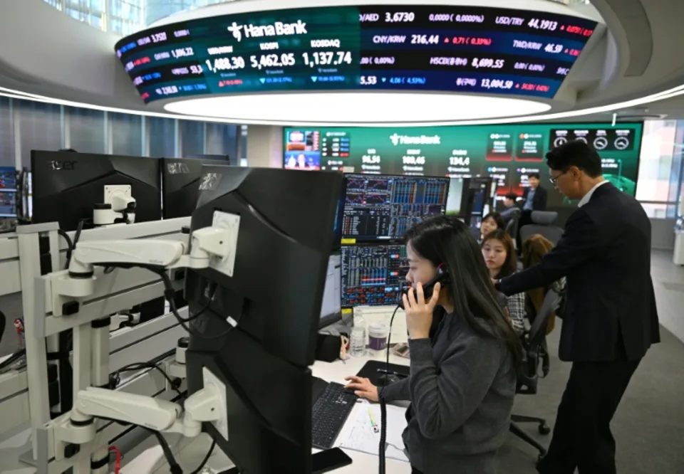 Asia stocks up as chip stocks recover, oil eases