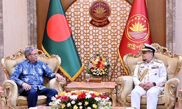 Outgoing Navy Chief pays courtesy call on the President