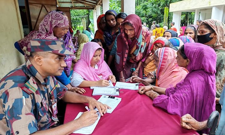BGB chief distributes relief, medical aid to Sunamganj flood victims