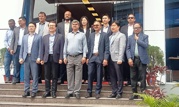 Korean ambassador visits Fair Electronics manufacturing plant