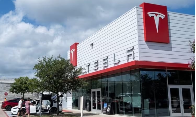 Tesla shares fall as Musk touts ambitious -- and costly -- plans