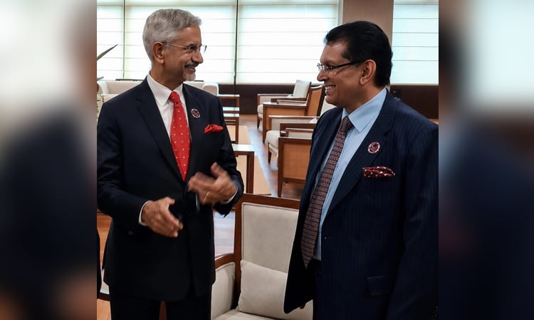Khalilur, Jaishankar exchange greetings at Manila ARF