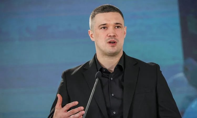 Ukraine's ousted defence minister pushes for return 