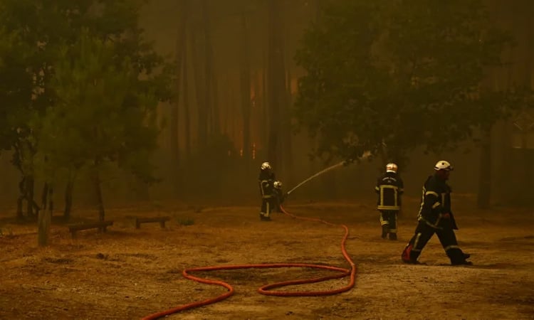 Paris sends 100 firefighters to battle southwest fires